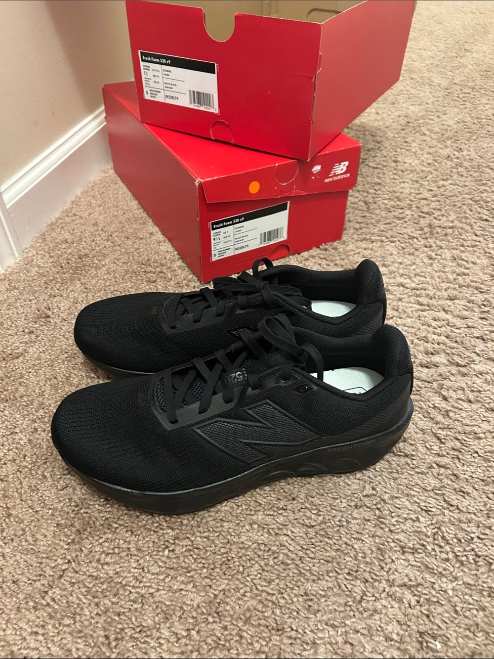 New Balance Men's Black Athletic Running Shoes - Picture 3 of 5